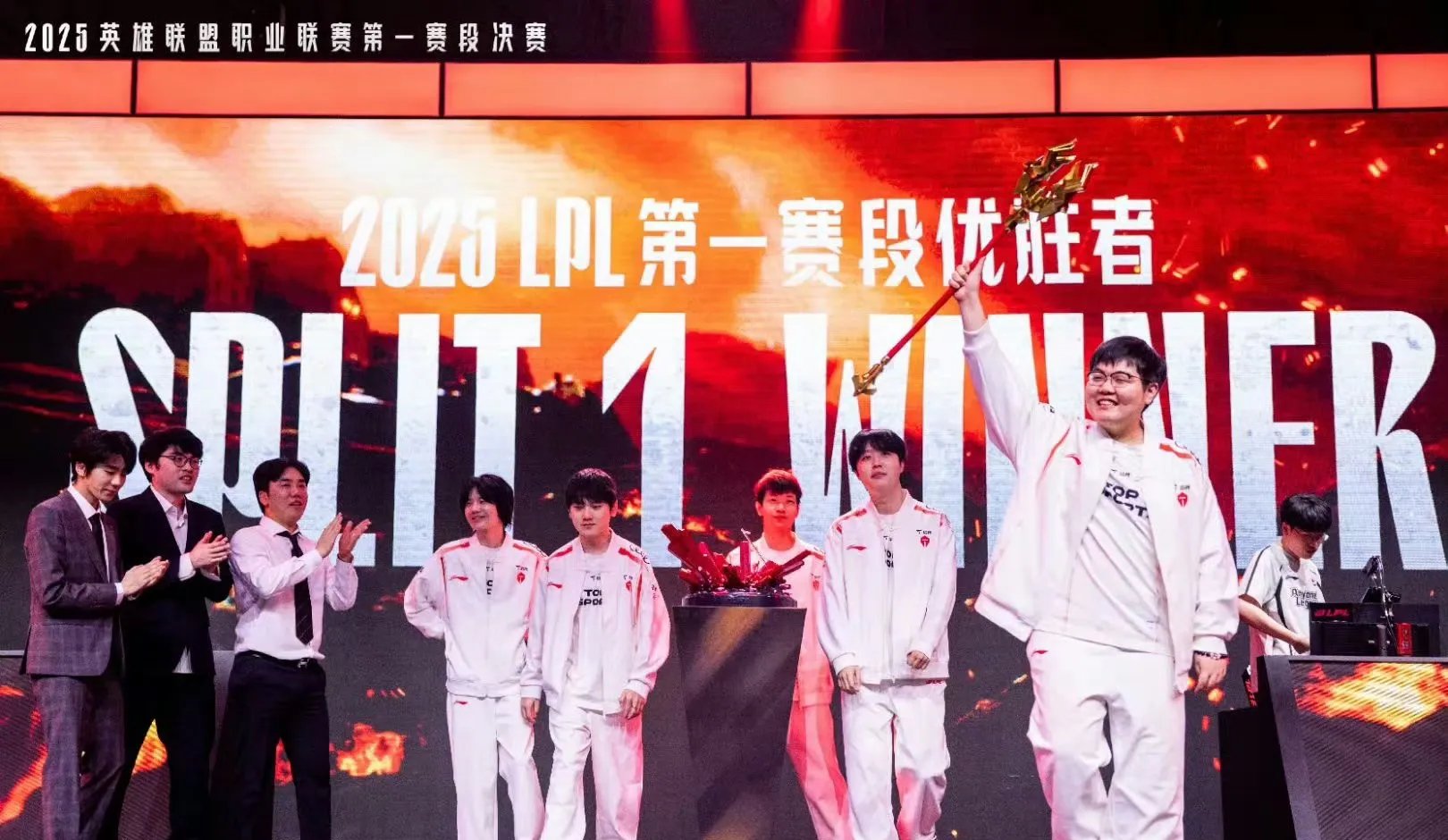 HLE鏖战V5,369打出惊人五杀顶尖较量半决赛,强势挺进下一轮 HLE鏖战V5,369打出惊人五杀顶尖较量半决赛,强势挺进下一轮