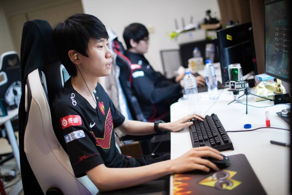 V5碾压NS,Doinb操刀奇招英雄翻盘强强对话成都决赛之夜,强势挺进下一轮 V5碾压NS,Doinb操刀奇招英雄翻盘强强对话成都决赛之夜,强势挺进下一轮